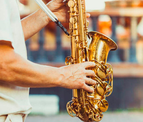 Persona tocando saxofón 
