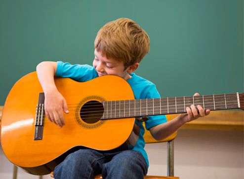 Niño tocando guitarra